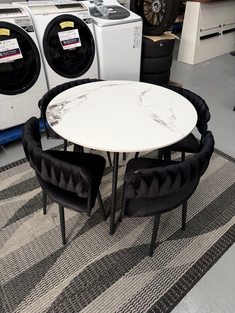 ダイニングテブル+ 4脚の椅子