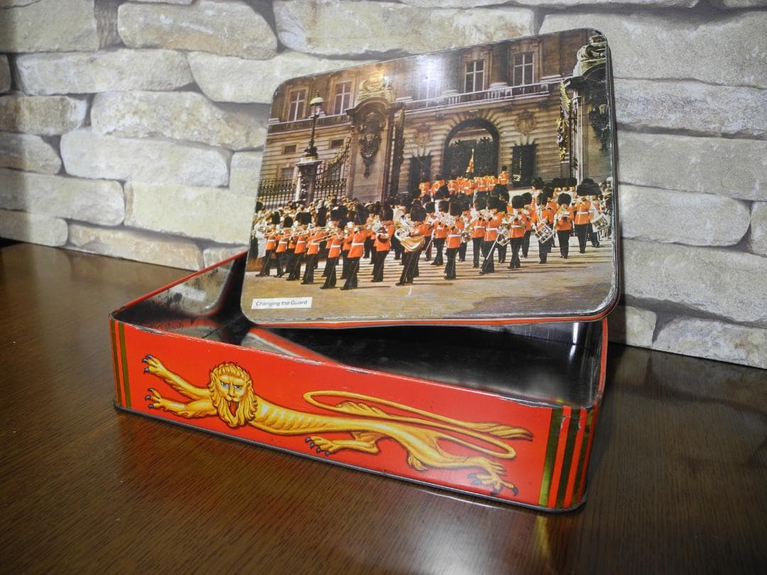 【ビンテージ品】エリザベス女王とフィリップ殿下／ガーズのショートブレッド空き缶