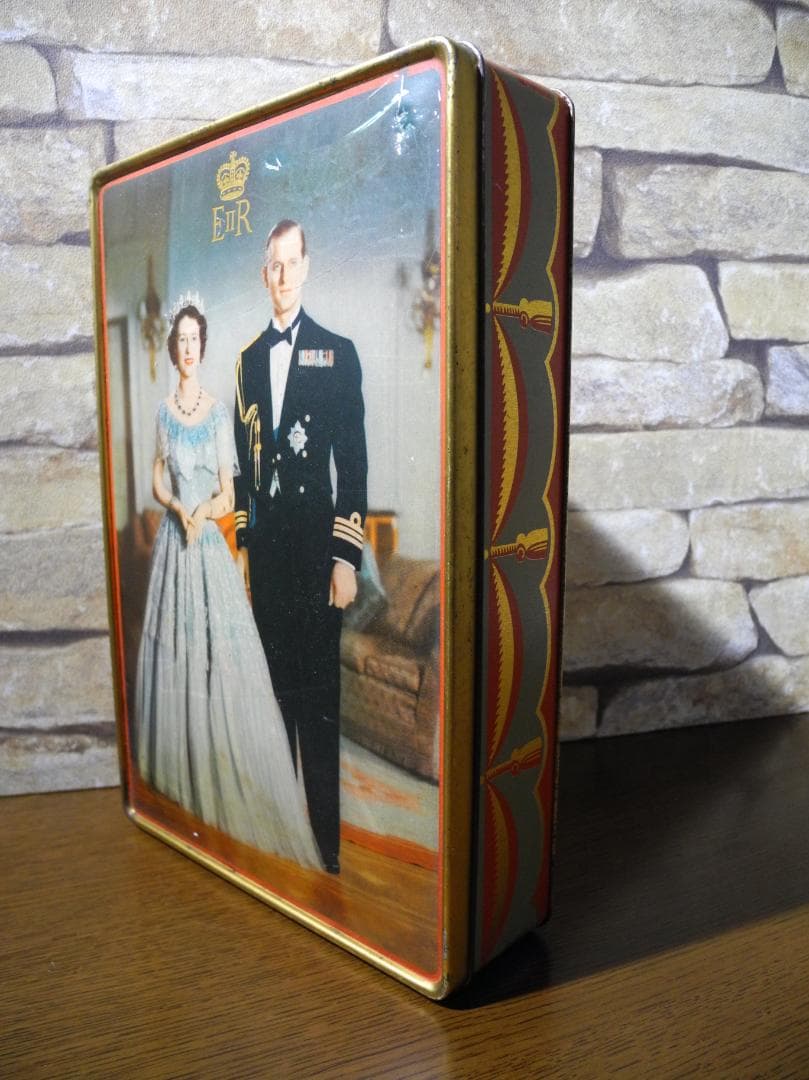 【ビンテージ品】エリザベス女王とフィリップ殿下／ガーズのショートブレッド空き缶