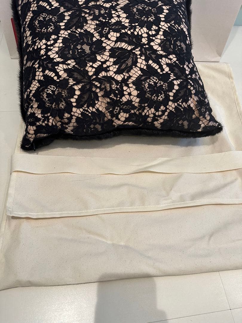 VALENTINO ミンクファークッション　ベビーレース