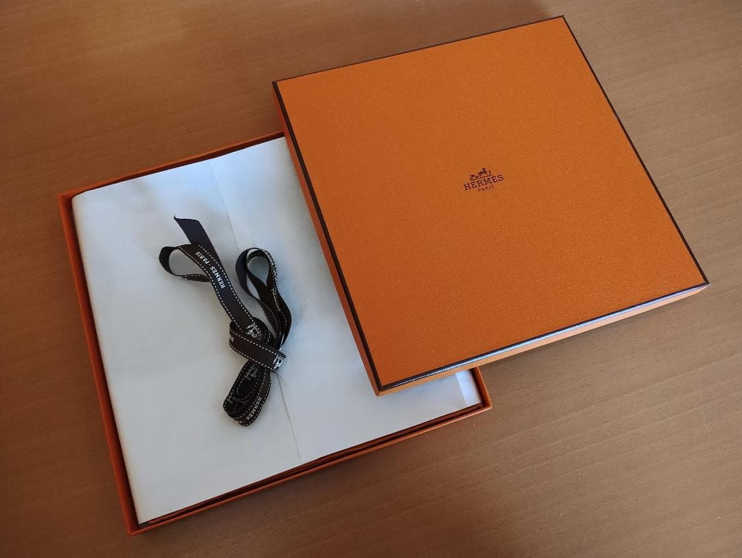 エルメス Hermes スカーフ カレ90 (すべては鞍の中に) 新品未使用品