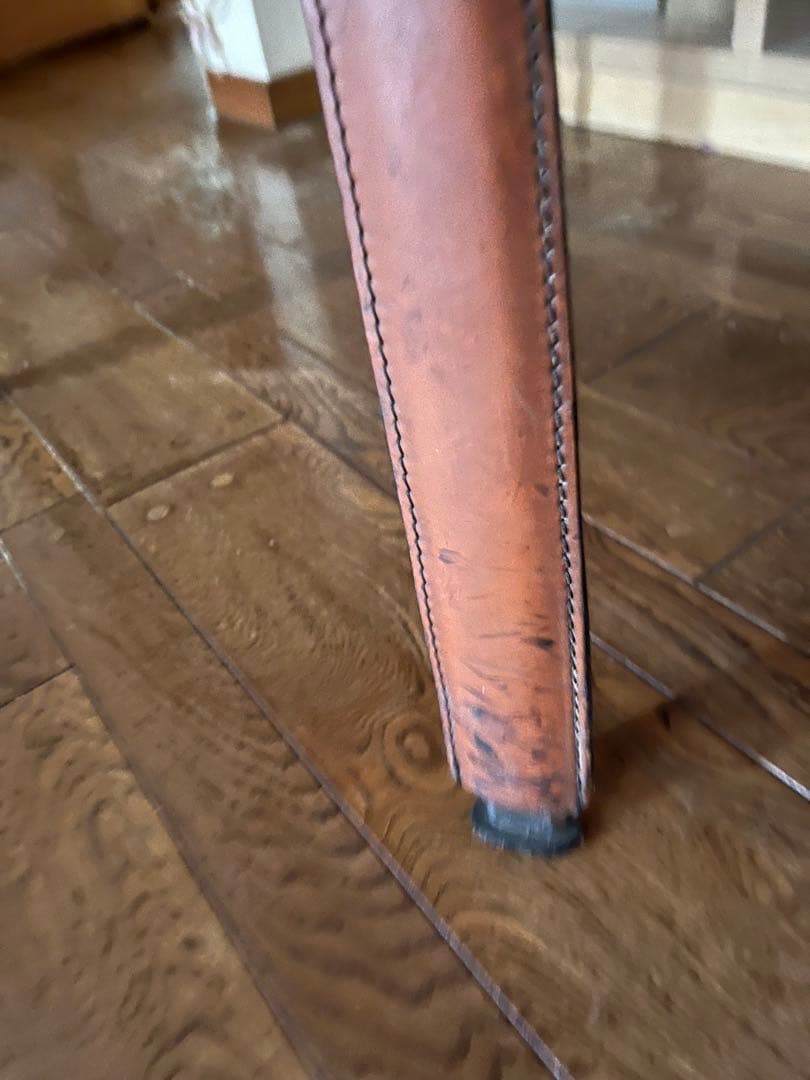 カッシーナのラウンジアームチェア、スチールフレームを本革で包む。ビンテージ品。