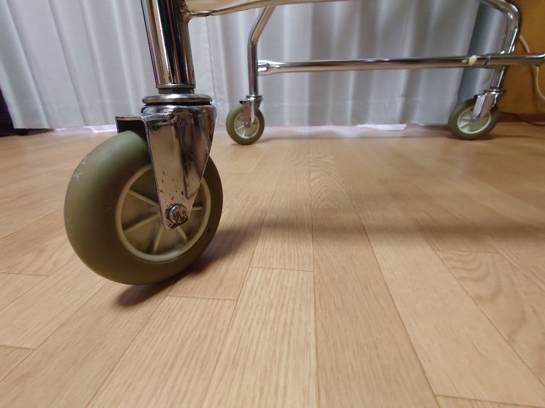 スチール製歩行器 　折りたたみ、高さ調整可能。介護、リハビリに！