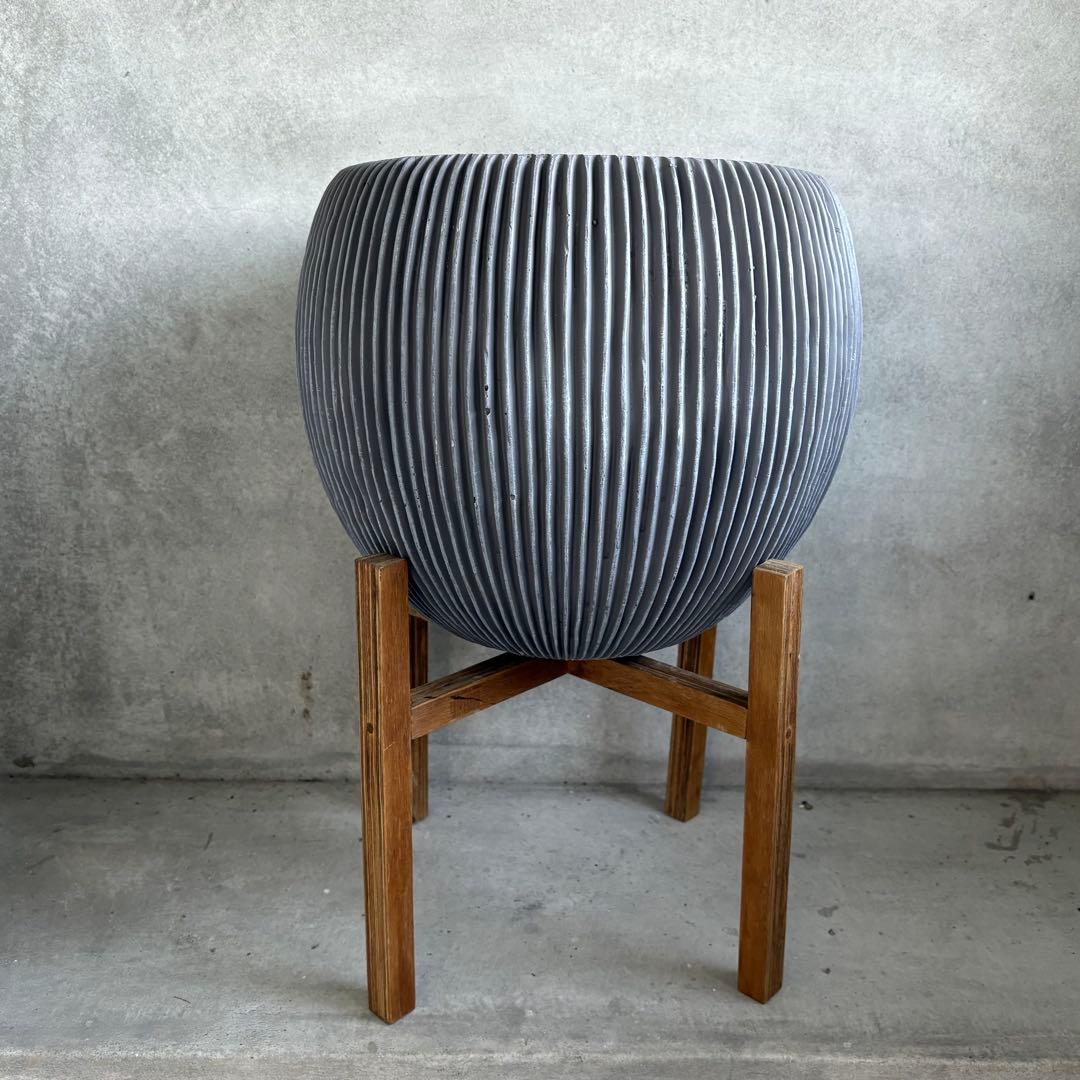 ストライプ模様の 陶器 植木鉢