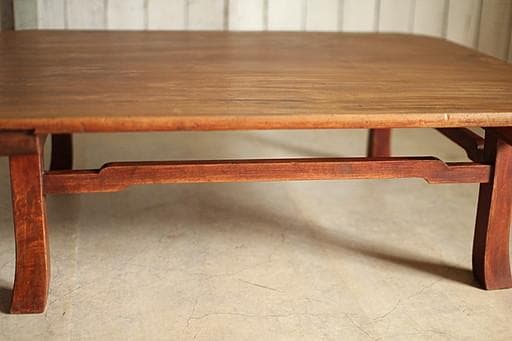 古い木製無垢材のテーブル