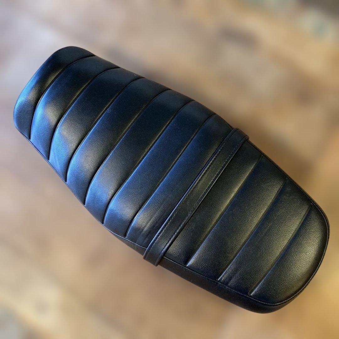 YAMAHA ヤマハxsr125 シート(自前で中身をカスタム)