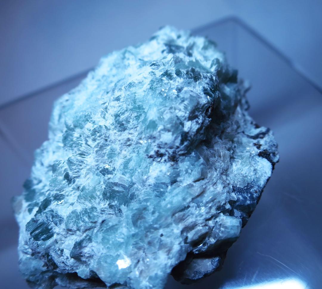 ターブッタイト ターブット石Tarbuttite 　蛍光鉱物　鉱物標本