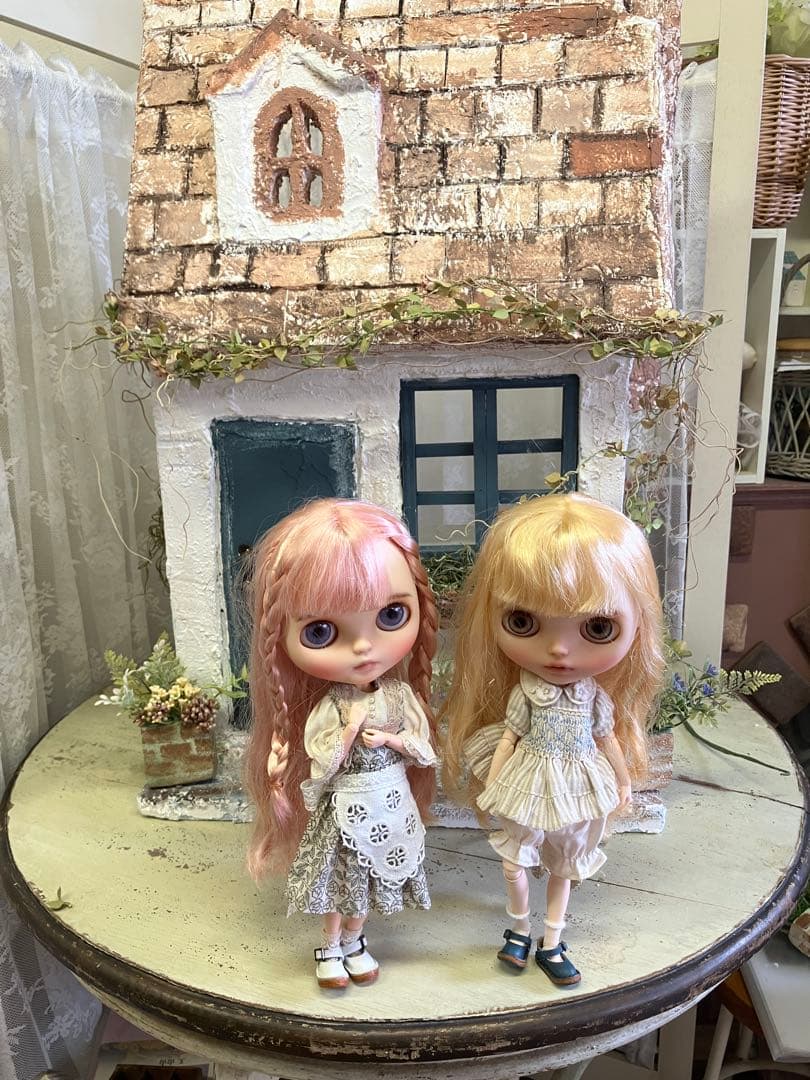 モルタルミニチュアガーデンハウス ブルーの窓と扉のお家 カントリードールハウス