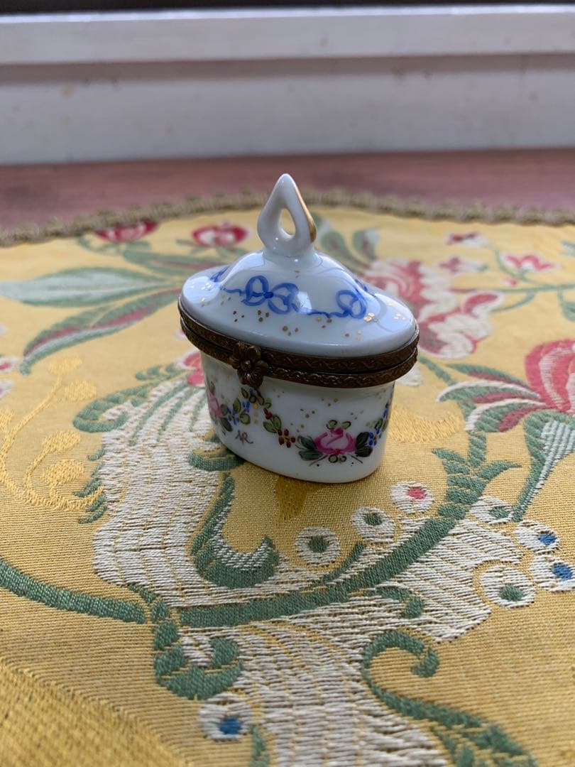 リモージュボックス　フランス製　可愛い花柄の小物入れの中に香水瓶が入ってる！