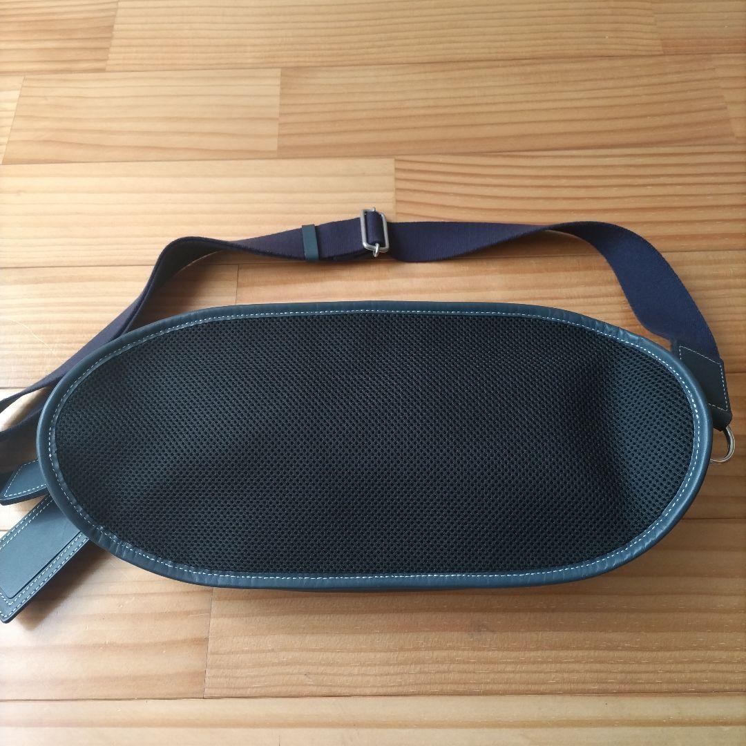キタムラネイビー合成皮革ボディバッグ