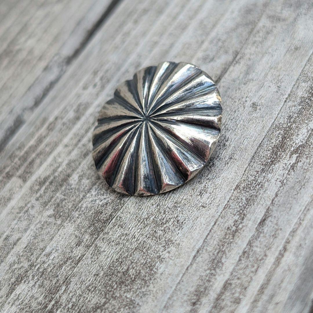 ハンドメイドのシルバーコンチョ　ヘアゴムなどに。　インディアンジュエリー風