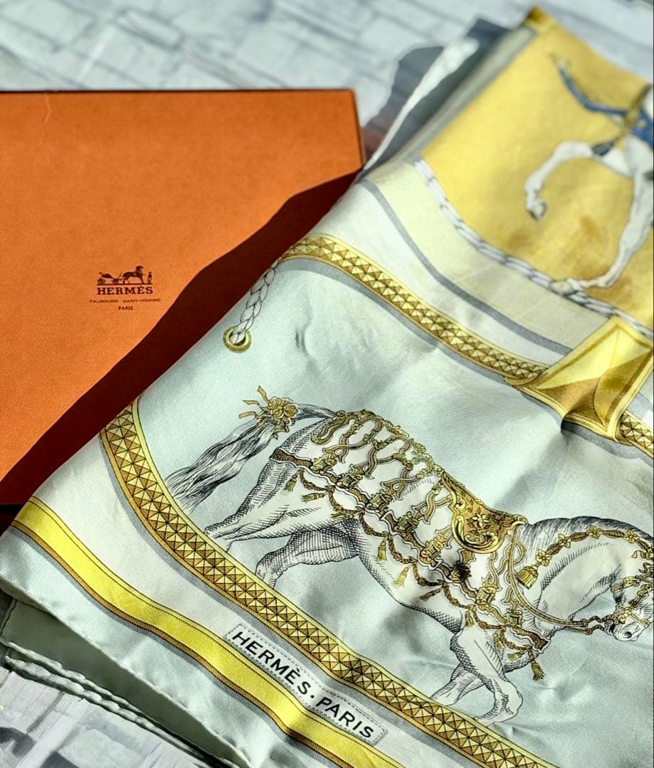 箱付き　HERMES シルクスカーフ 馬と装飾のデザイン　カレ90