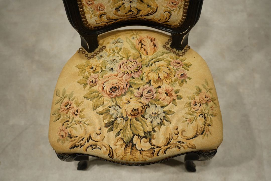 ルイ15世様式　フランス　アンティーク　ロココ　バロック　プチポワン　刺繍