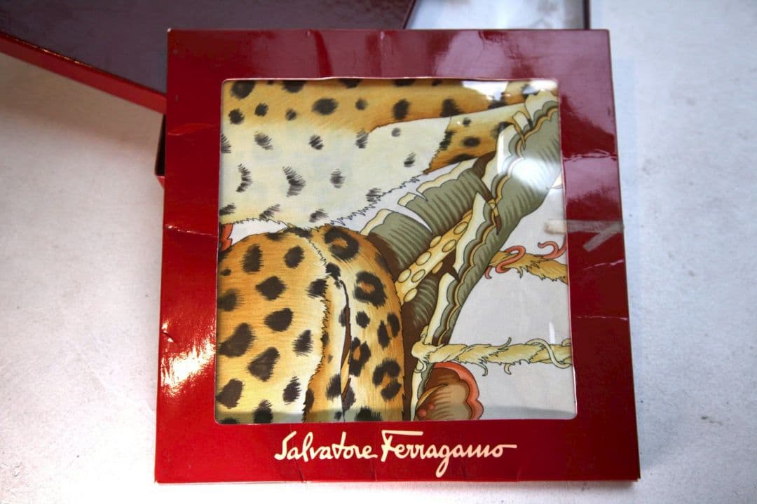 新品Salvatore Ferragamo ヒョウ柄スカーフ箱付き シルク
