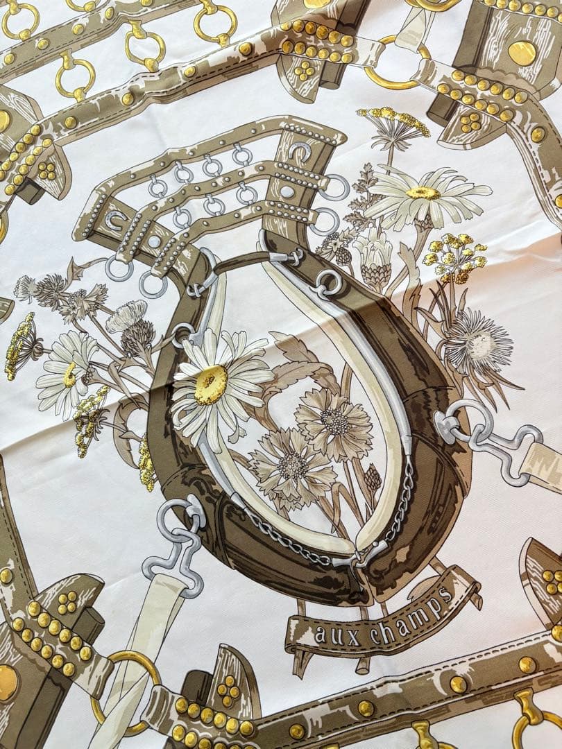 HERMES カレ90 馬具×フローラル 大判スカーフ ベージュ系　上品カラー