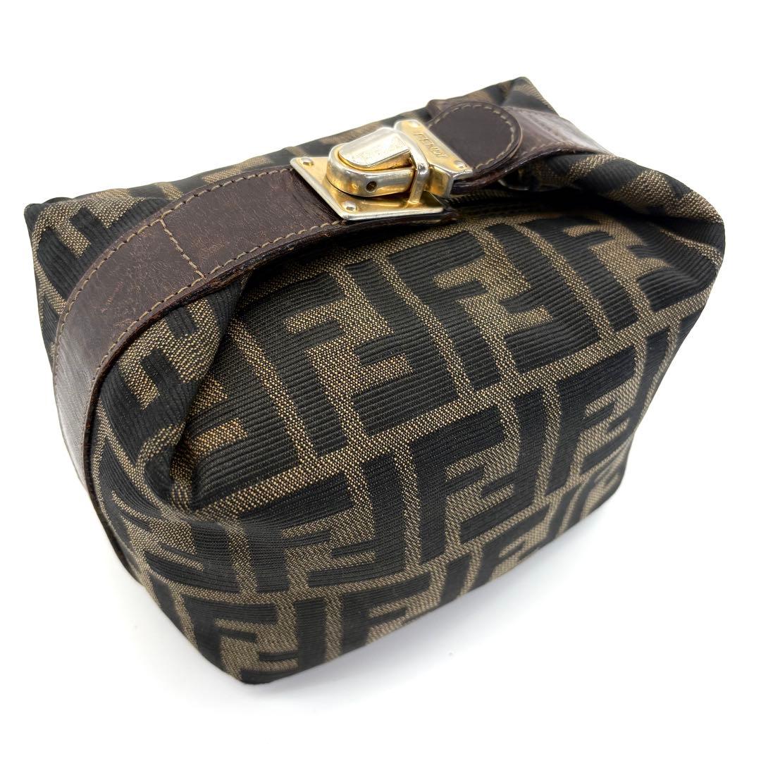【美品】FENDI　アクセサリーポーチ　ロック金具　ゴールド　ズッカ　FF柄