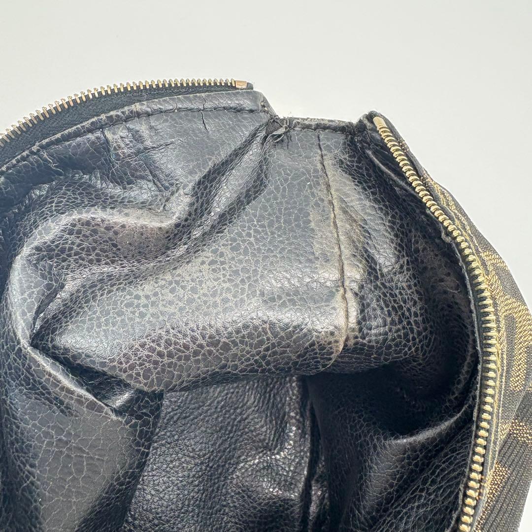 【美品】FENDI　アクセサリーポーチ　ロック金具　ゴールド　ズッカ　FF柄