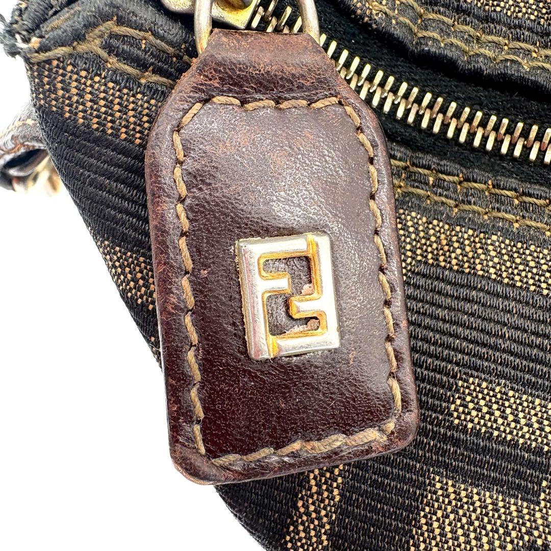 【美品】FENDI　アクセサリーポーチ　ロック金具　ゴールド　ズッカ　FF柄