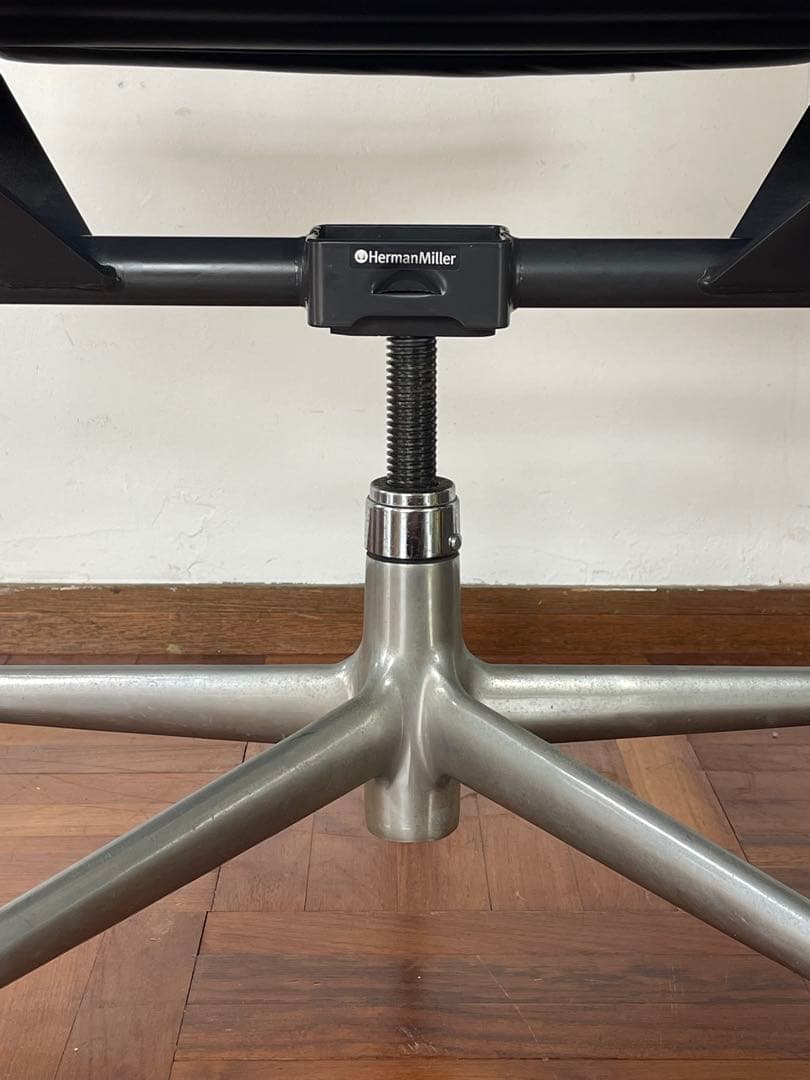 ハーマンミラー イームズ アルミナム チェア 50周年記念限定モデル