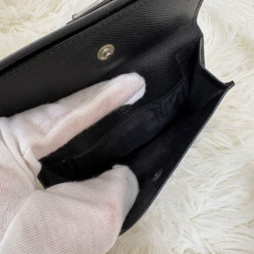 PRADA プラダ 二つ折り財布 サフィアーノレザー ブラック トライアングル