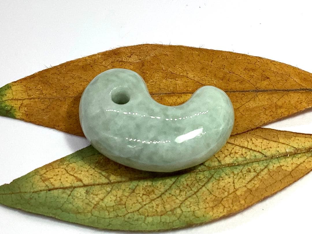 ⭕️天然の産物*氷紋様糸魚川翡翠勾玉‼️ 卸しお値段に自信あり　鑑定鑑別書　極上品質