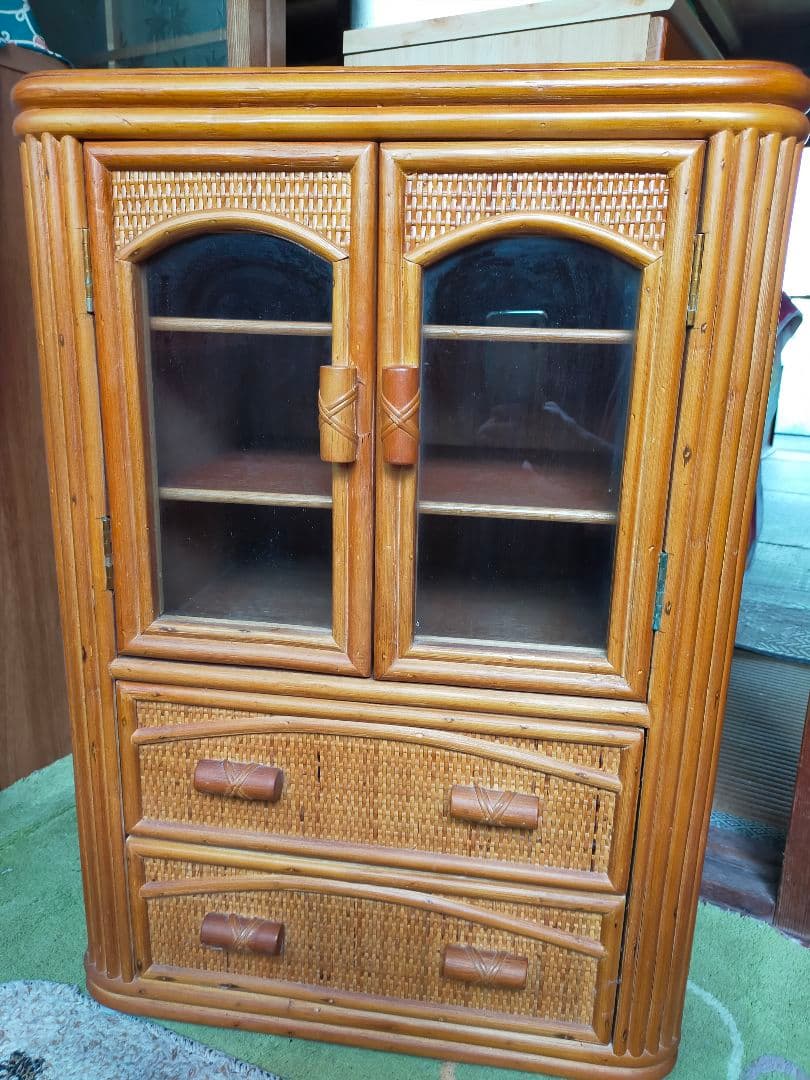 籐ラタン　キャビネットアンティーク　ガラス扉付き 小型