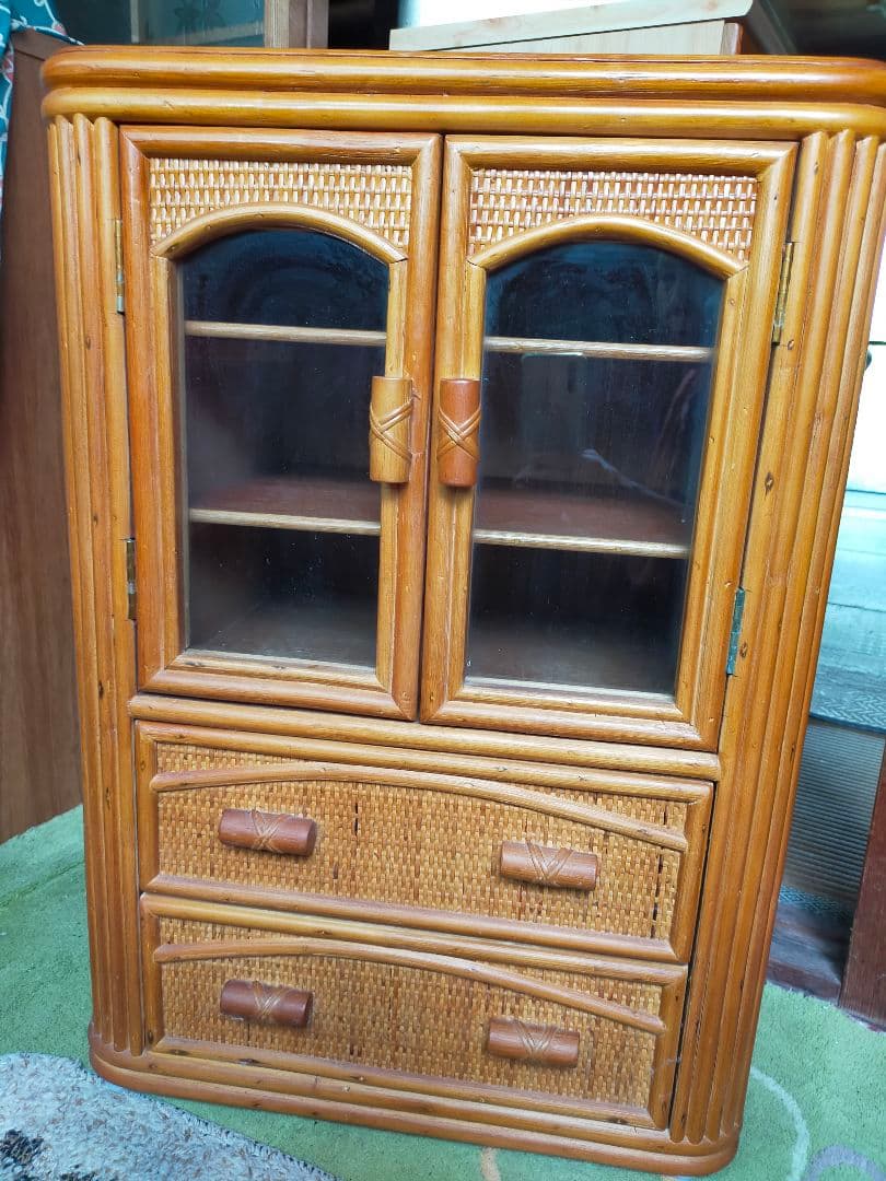 籐ラタン　キャビネットアンティーク　ガラス扉付き 小型