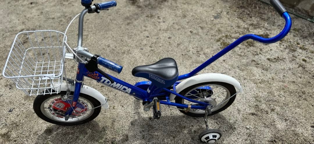 トミカ 幼児用自転車 青 前カゴ付き ヘルメット付き 1月まで