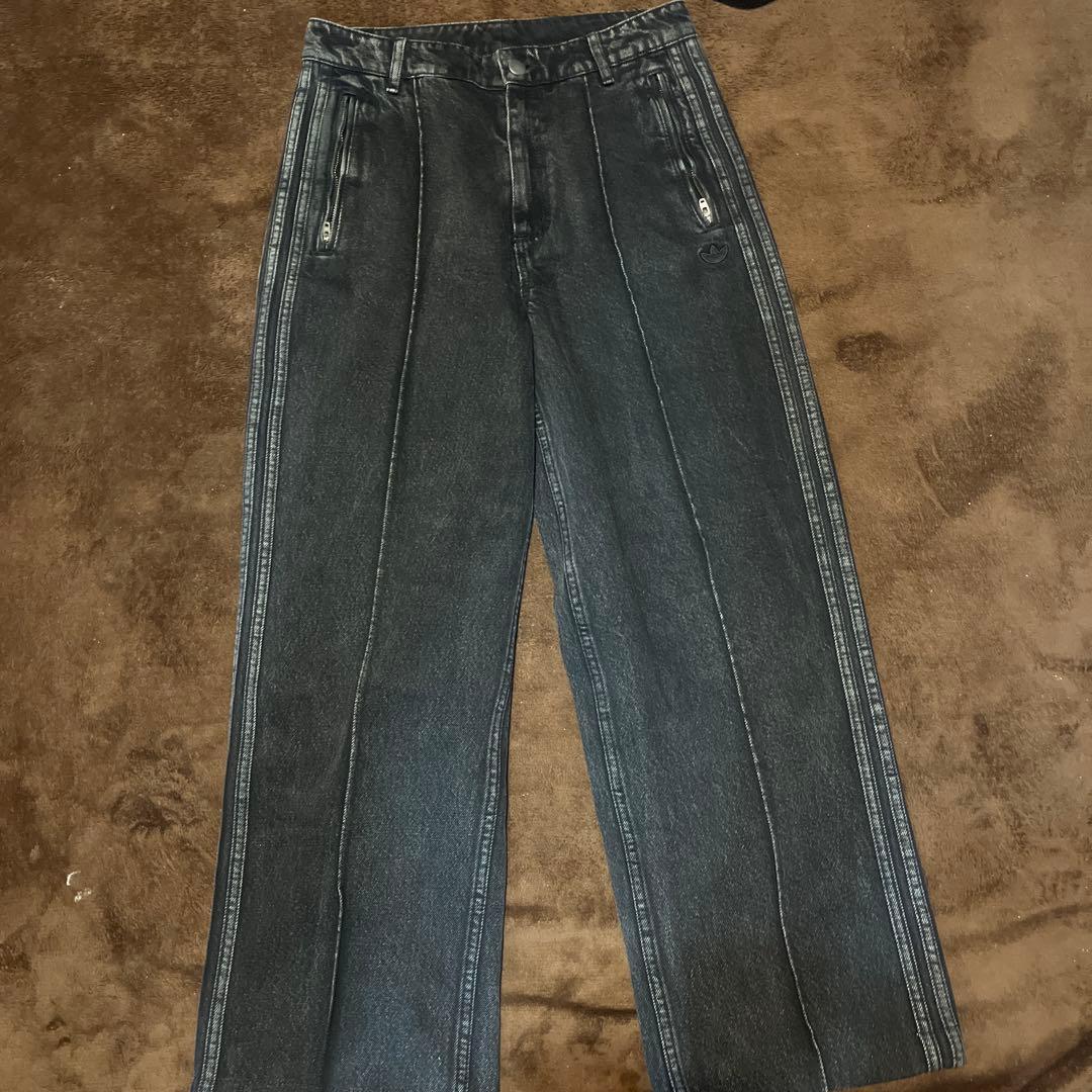 adidas ダークデニム ワイドレッグパンツ