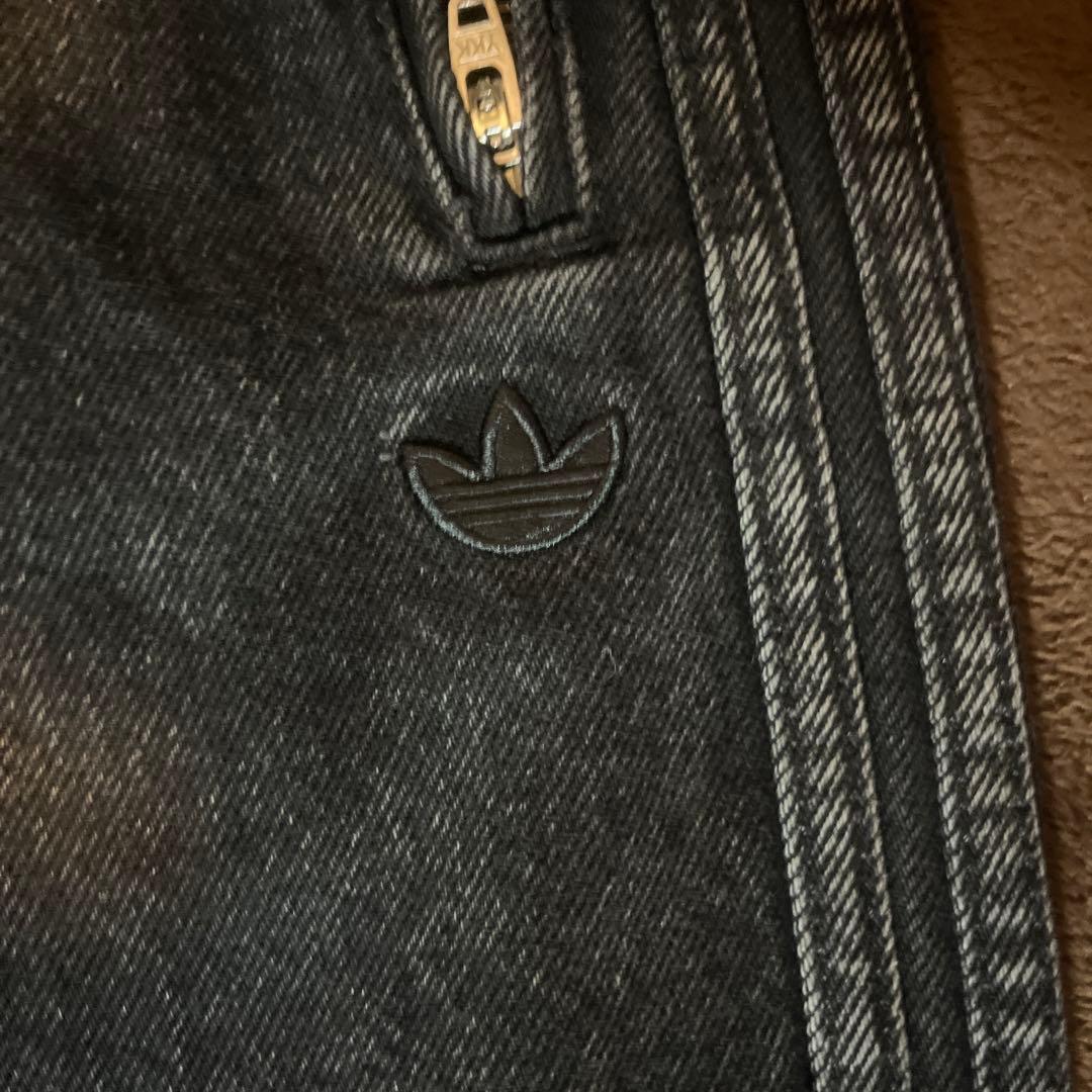 adidas ダークデニム ワイドレッグパンツ