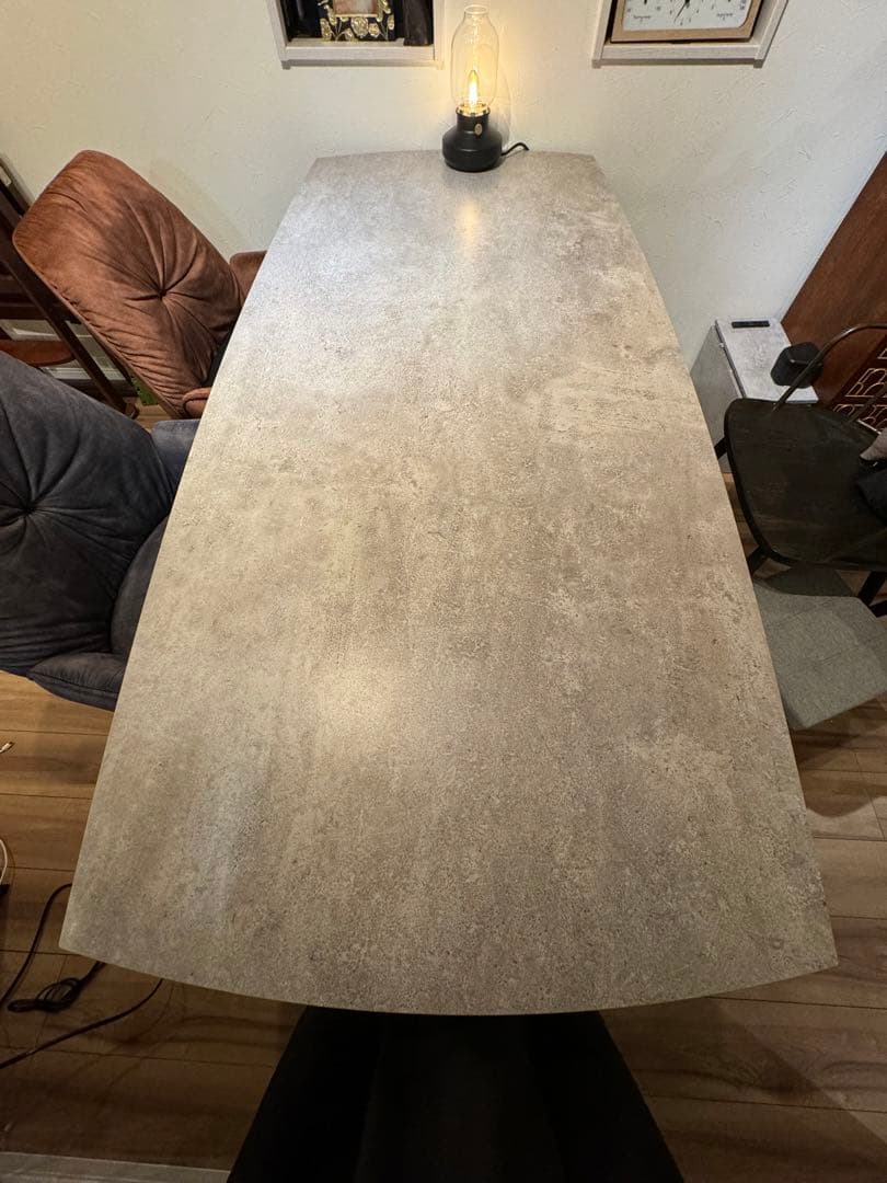 モダンなコンクリート風楕円形テーブル