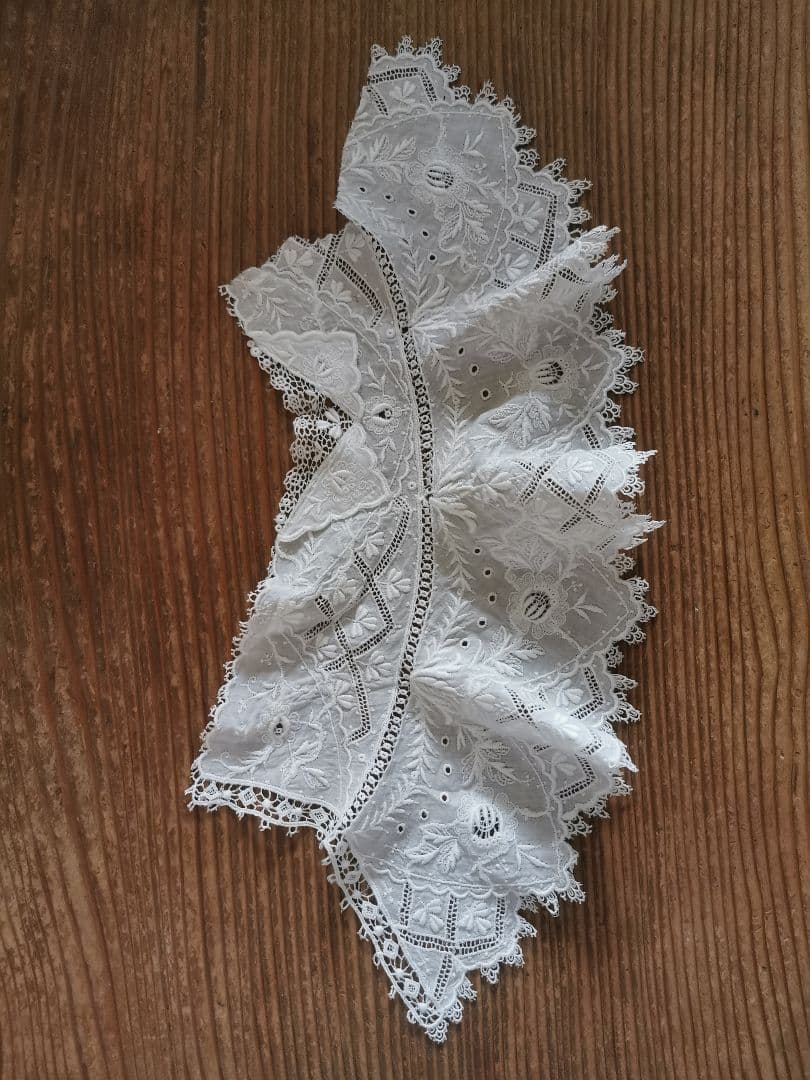 アンティーク ギュピールレース 盛り上げ三つ葉刺繍カフス ドール用付け襟 ケープ
