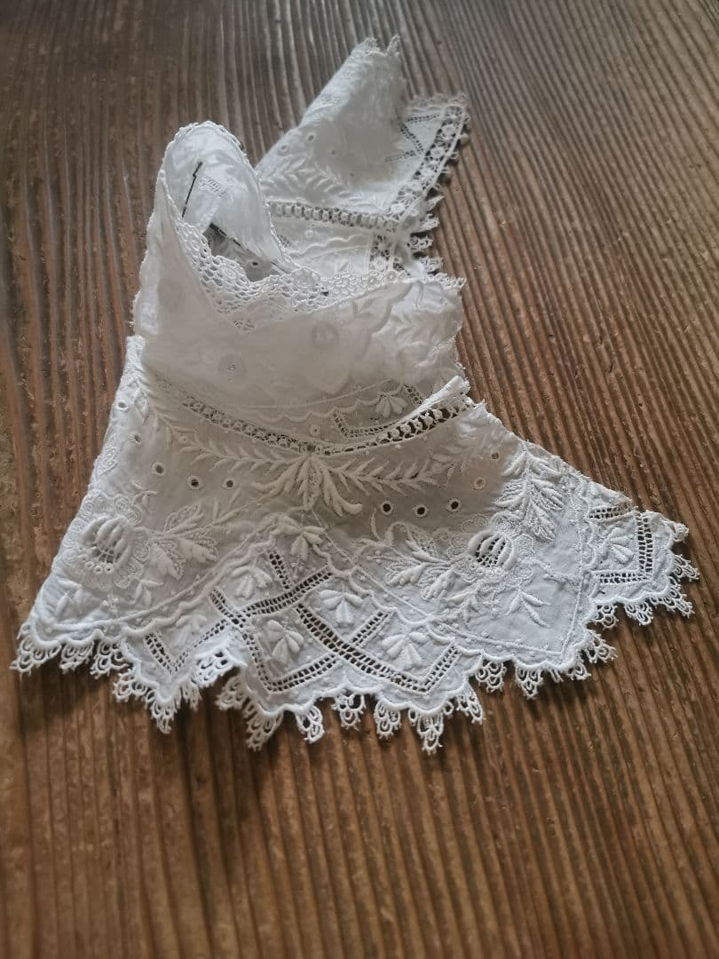 アンティーク ギュピールレース 盛り上げ三つ葉刺繍カフス ドール用付け襟 ケープ