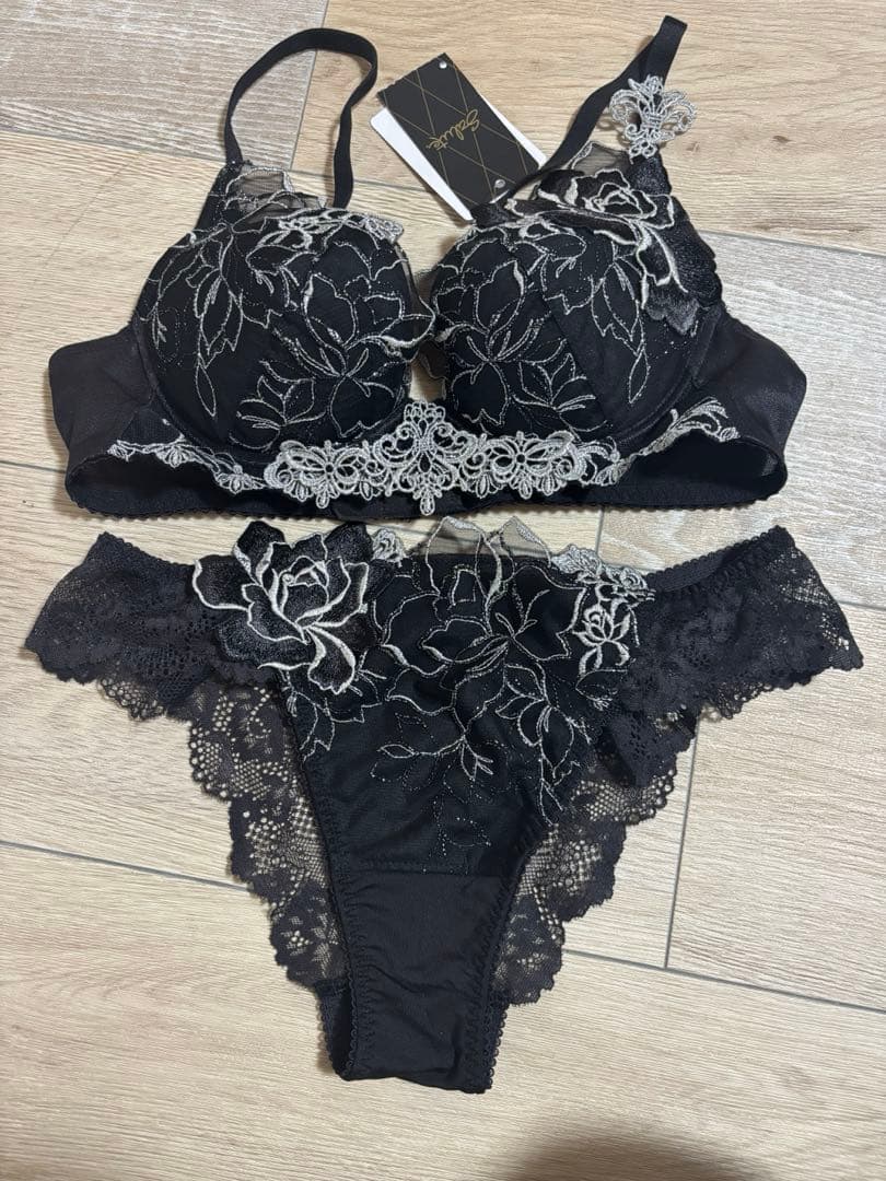 Salute ブラック ブラジャーショーツセット M