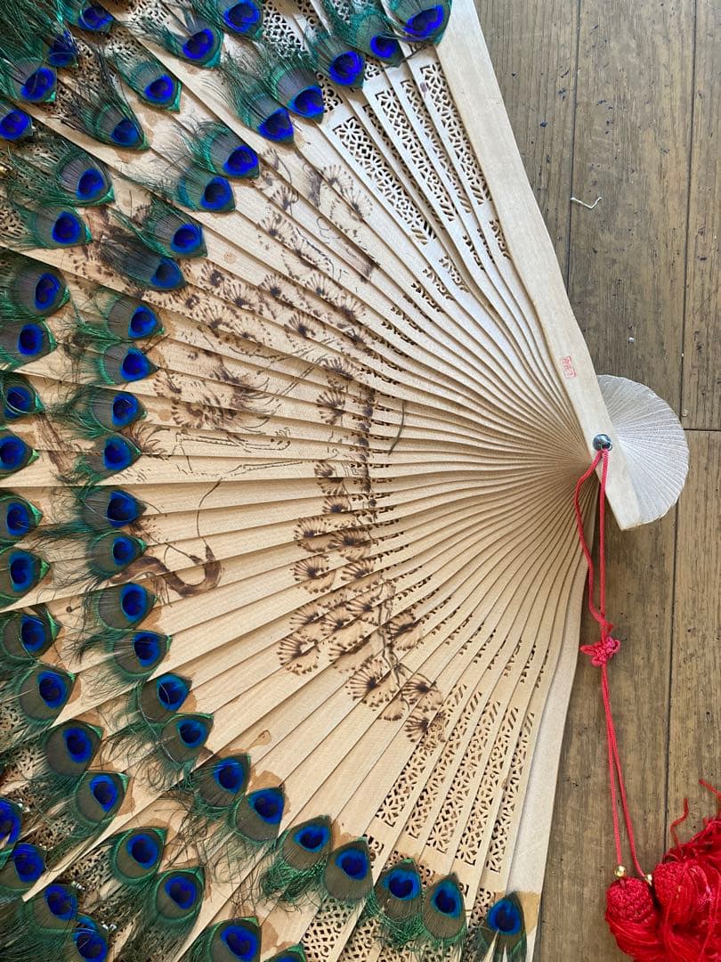 孔雀の扇子飾り