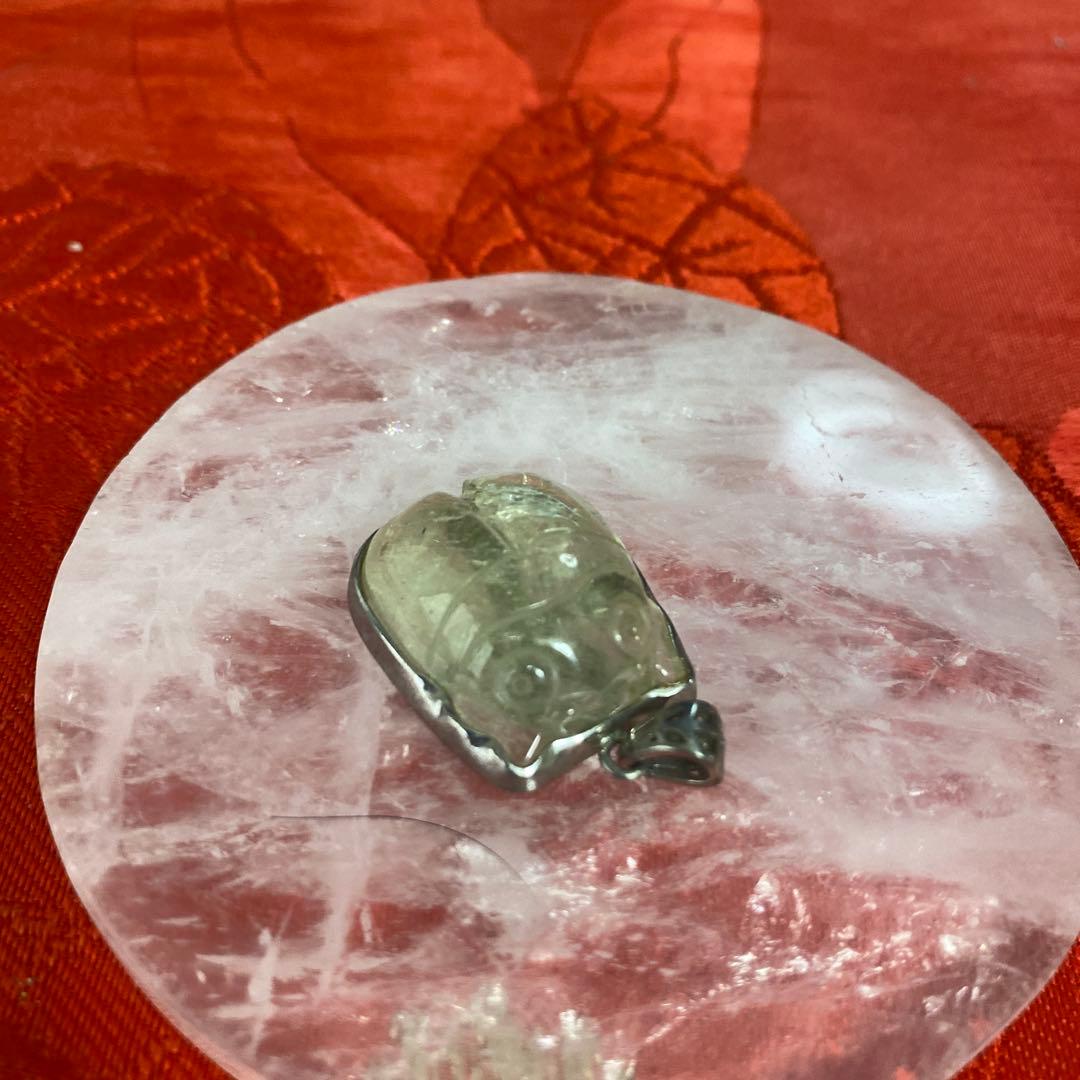 リビアングラス スカラベ　ペンダントトップ