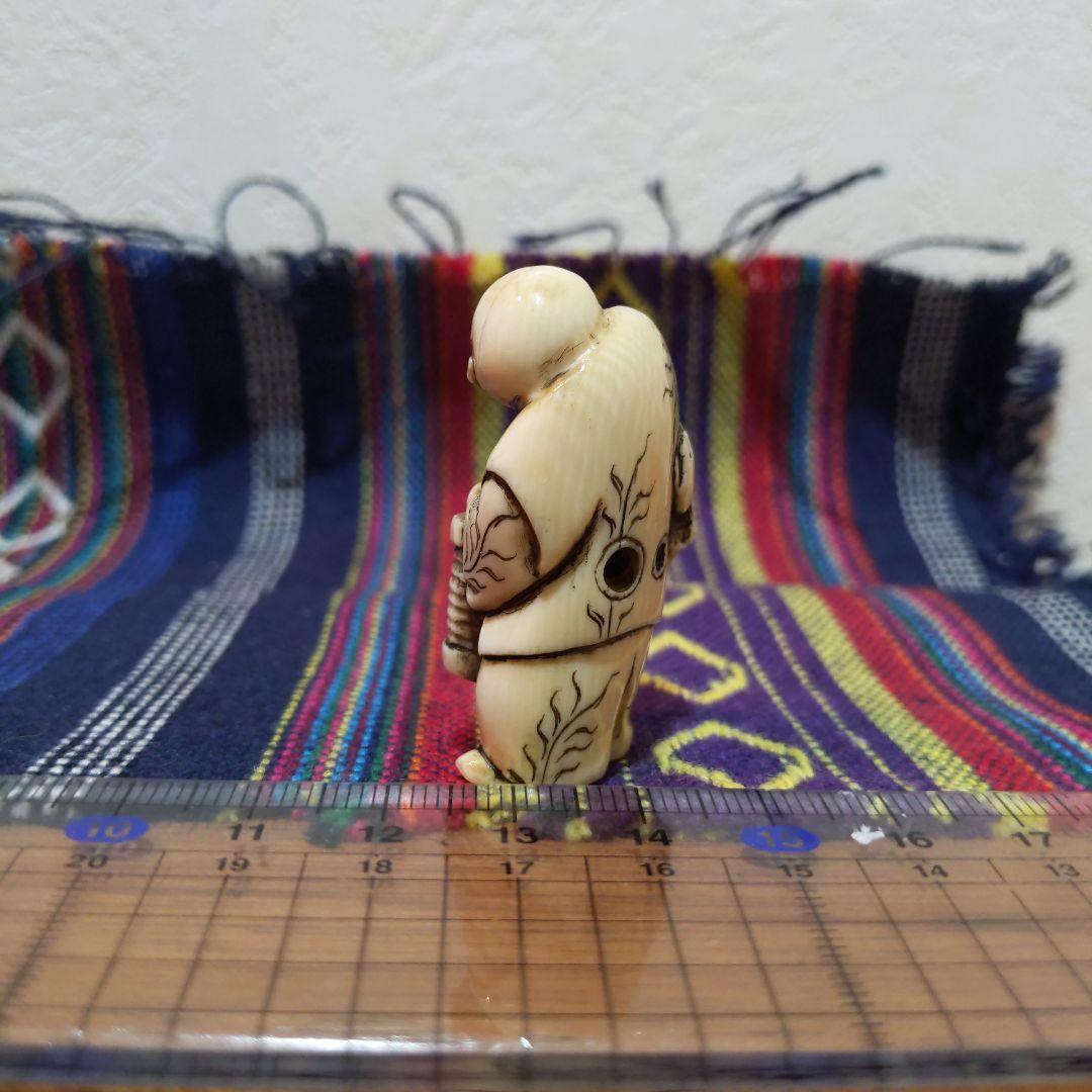 時代提物人物根付 天然素材 在銘【夜道 提灯を持つ人物】高約4.5cm 重18ｇ