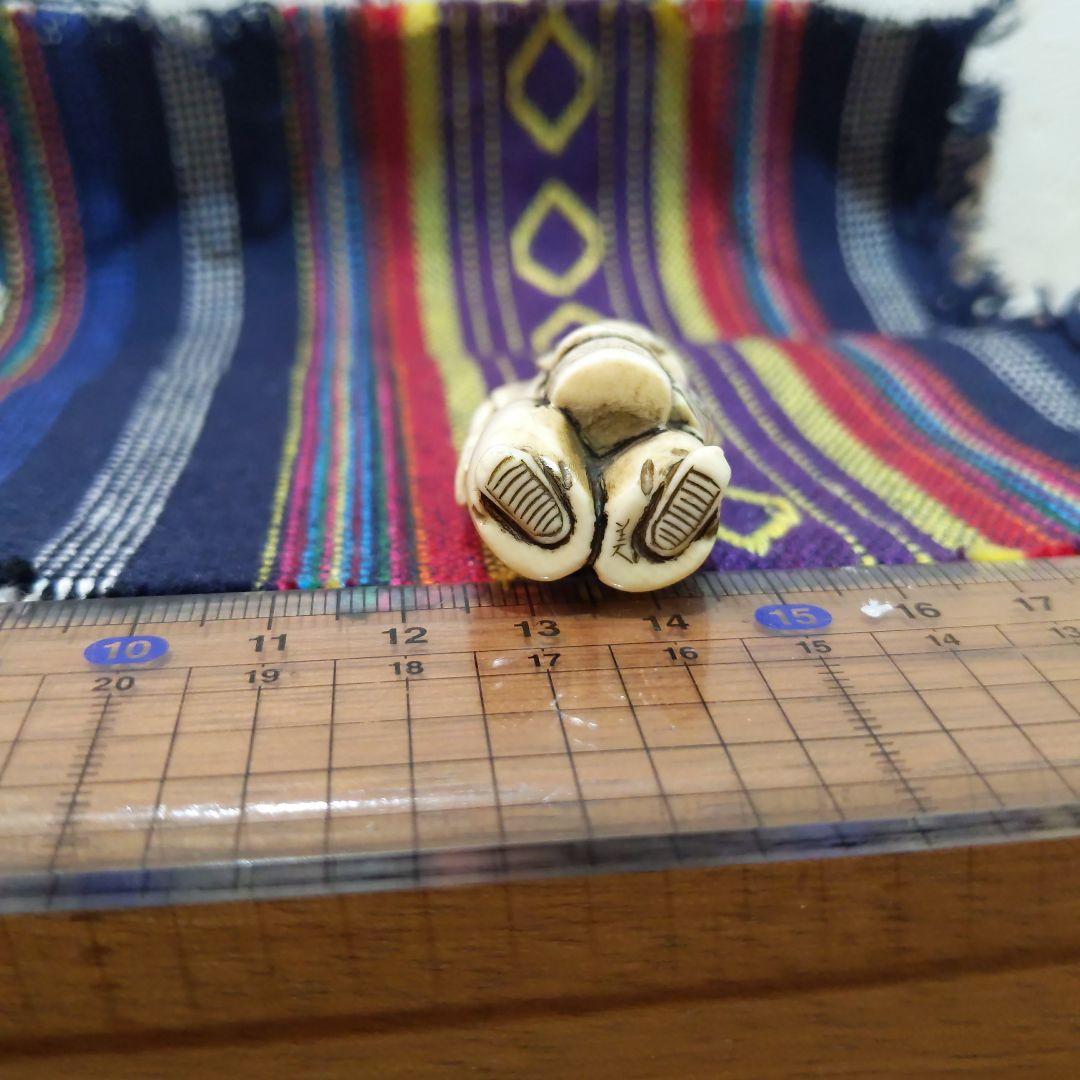 時代提物人物根付 天然素材 在銘【夜道 提灯を持つ人物】高約4.5cm 重18ｇ