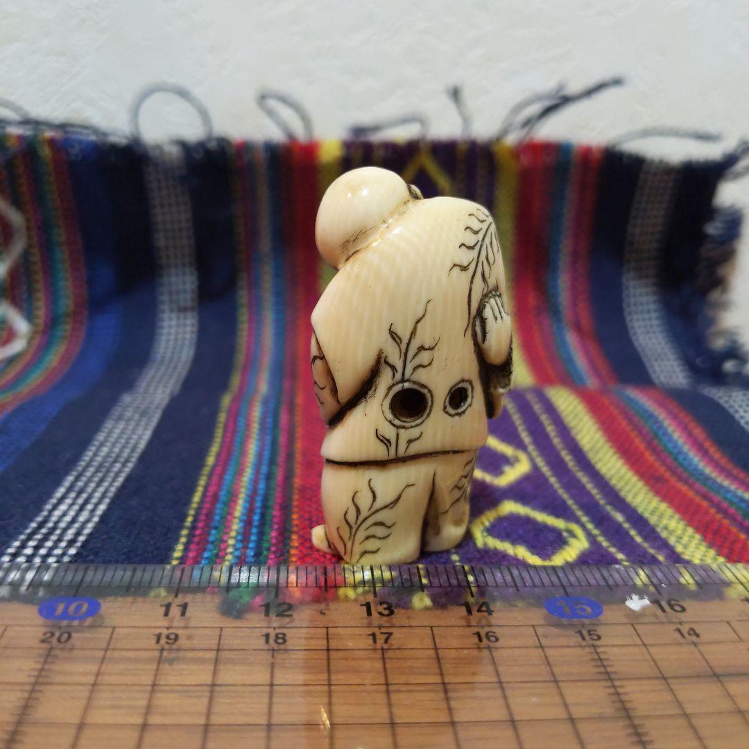 時代提物人物根付 天然素材 在銘【夜道 提灯を持つ人物】高約4.5cm 重18ｇ