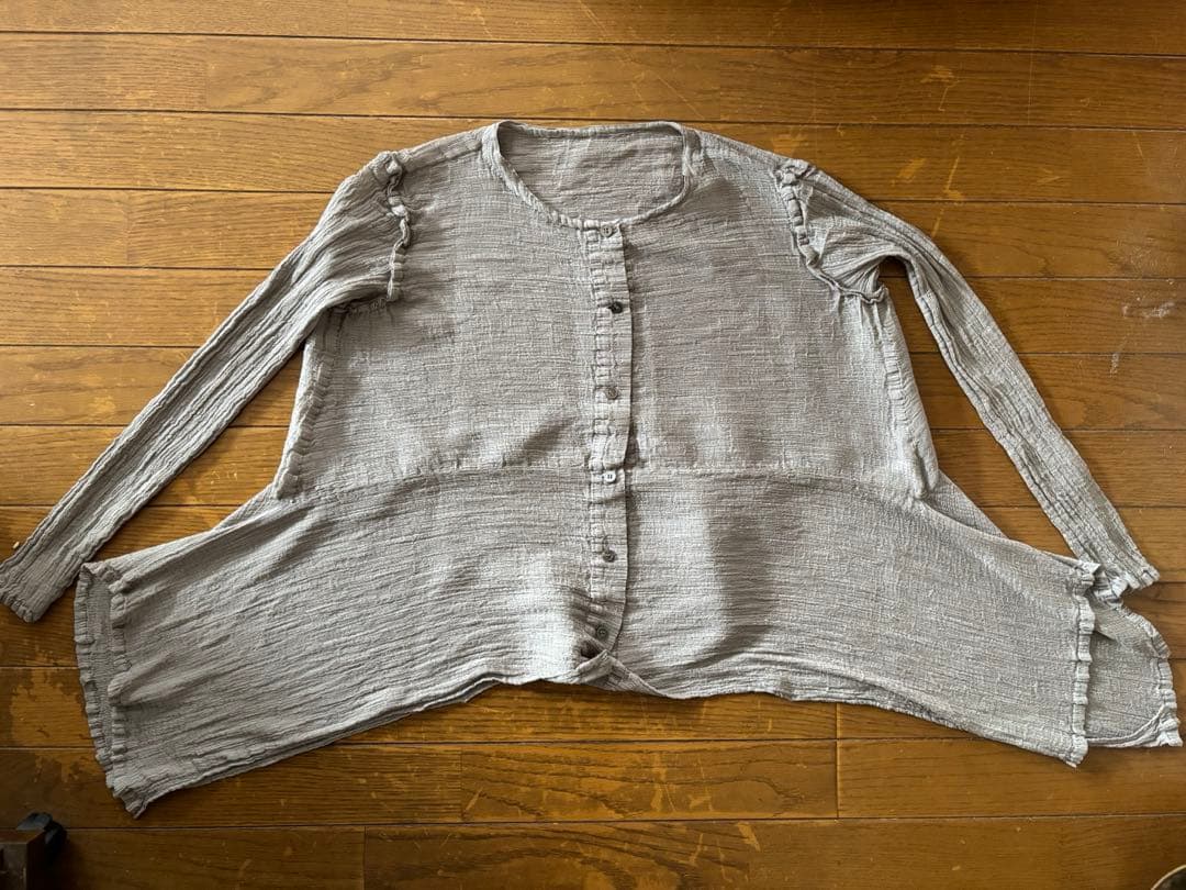 ISSAY Miyake me グレー ボタン付きシャツ フリル付き