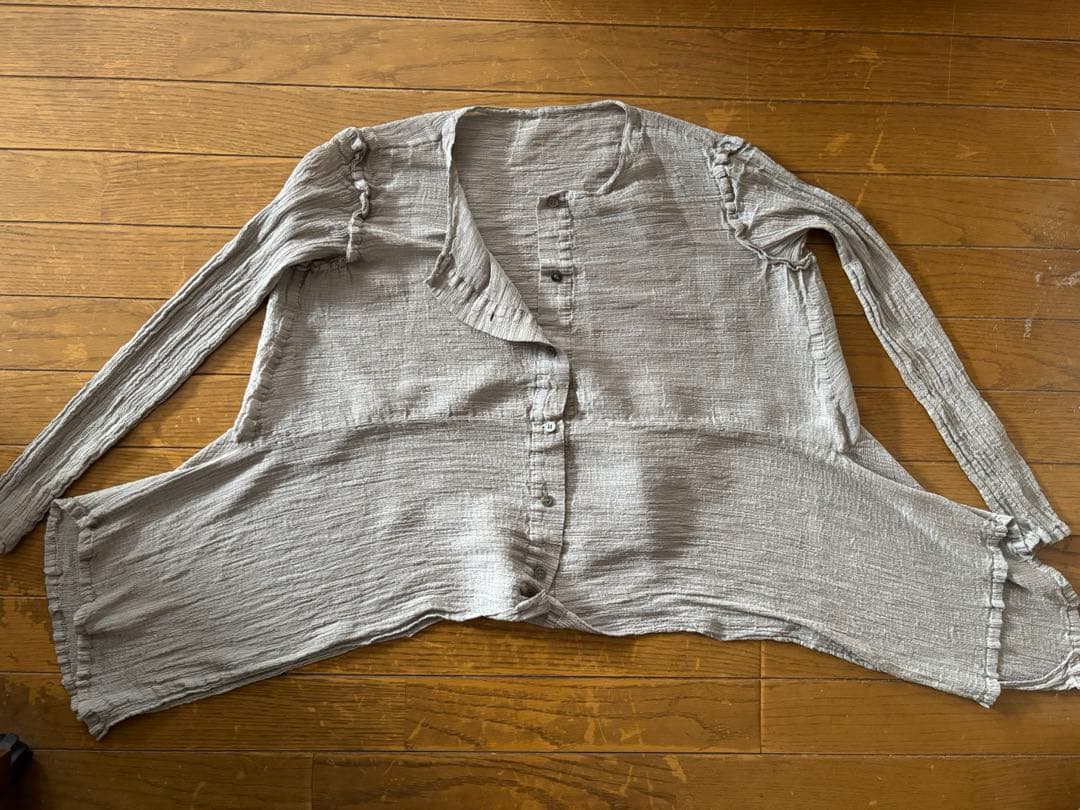 ISSAY Miyake me グレー ボタン付きシャツ フリル付き