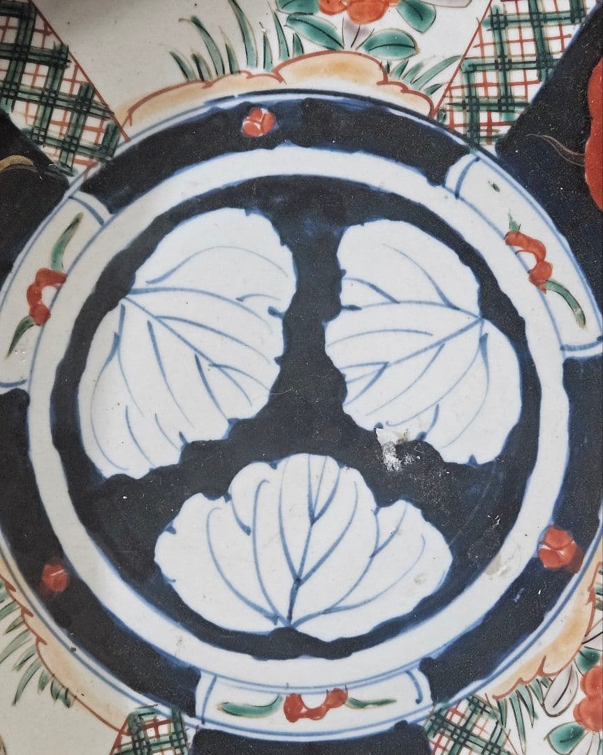 明治時代　古伊万里　花に蝶の図　市松文様　径 31.0cm　大皿　大鉢