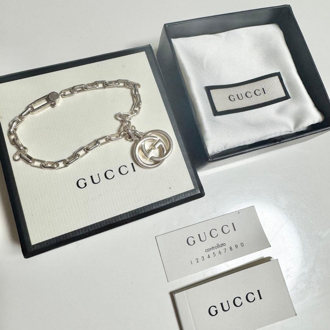 GUCCI シルバーブレスレット ロゴチャーム付き