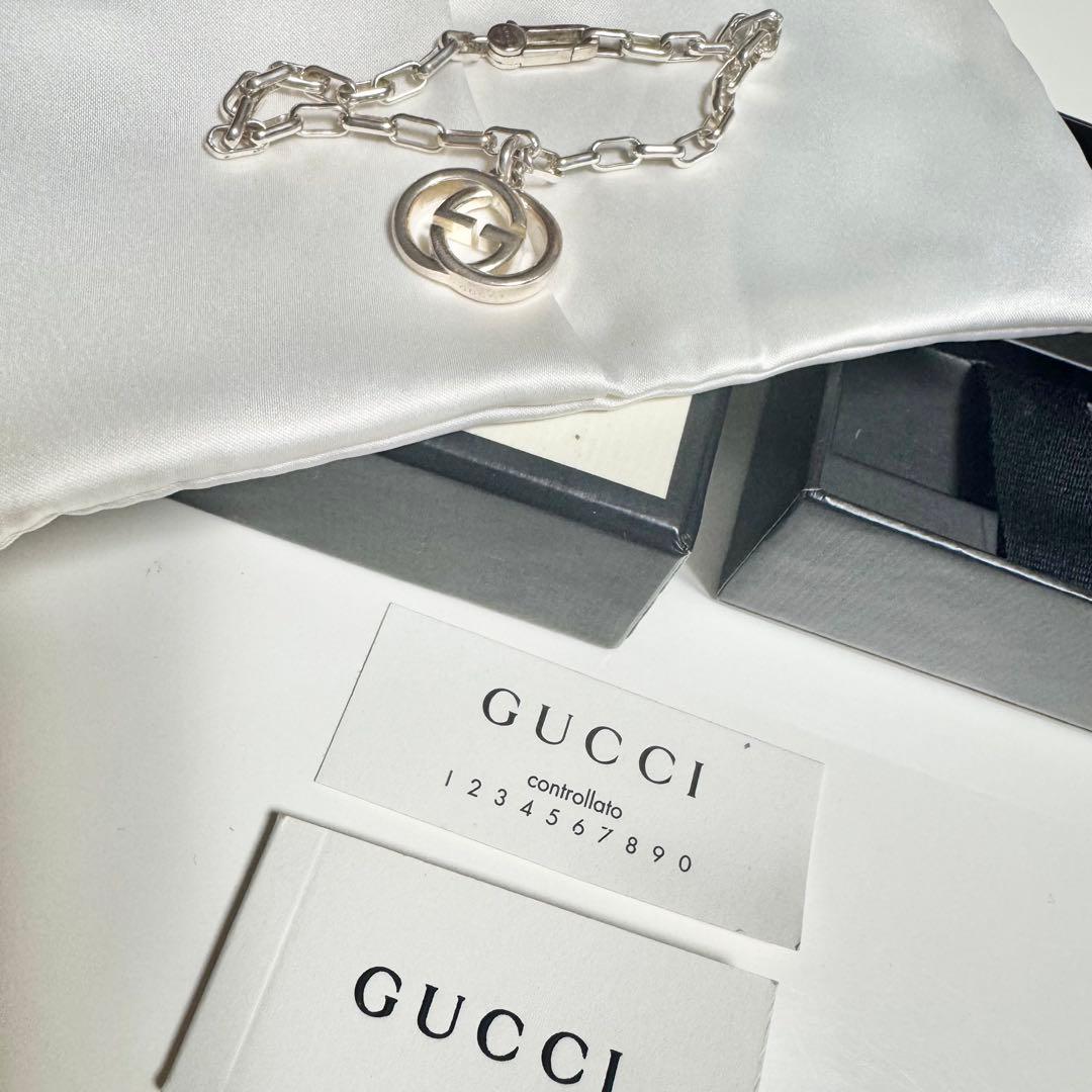 GUCCI シルバーブレスレット ロゴチャーム付き