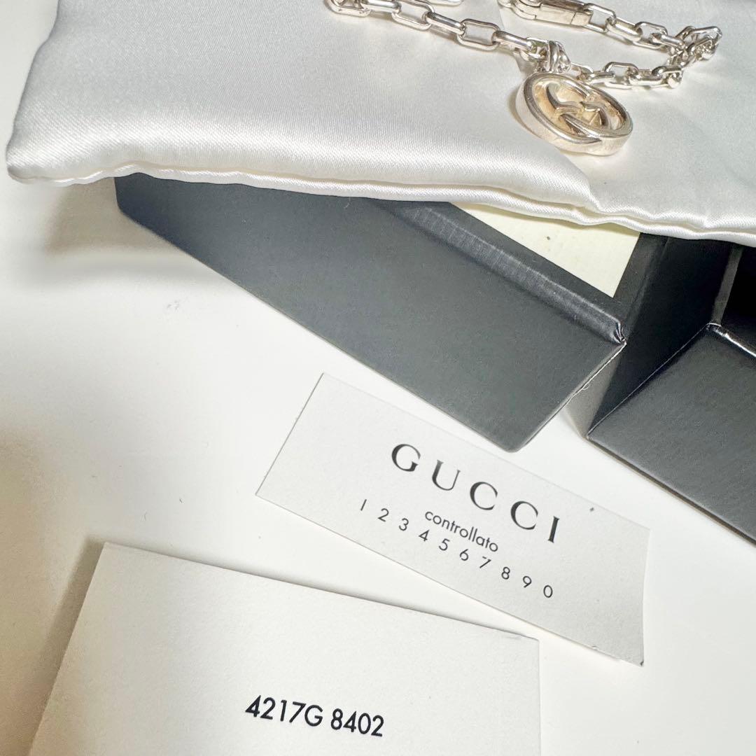 GUCCI シルバーブレスレット ロゴチャーム付き