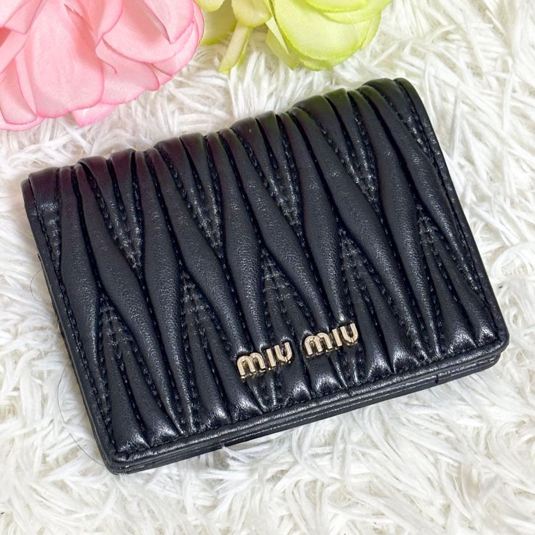 美品✨ミュウミュウ　折り財布　マテラッセ コンパクトウォレット レザー　ロゴ