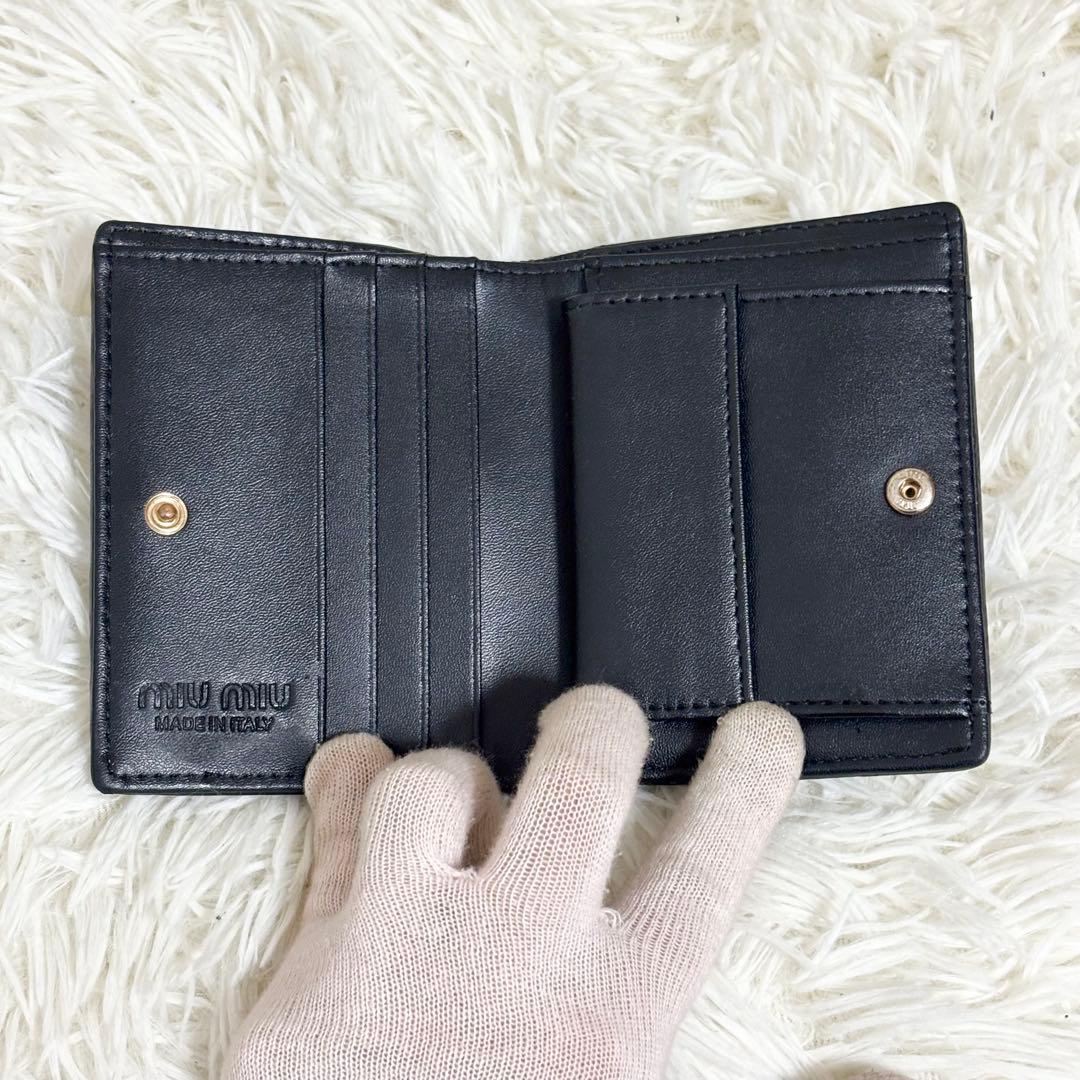 美品✨ミュウミュウ　折り財布　マテラッセ コンパクトウォレット レザー　ロゴ
