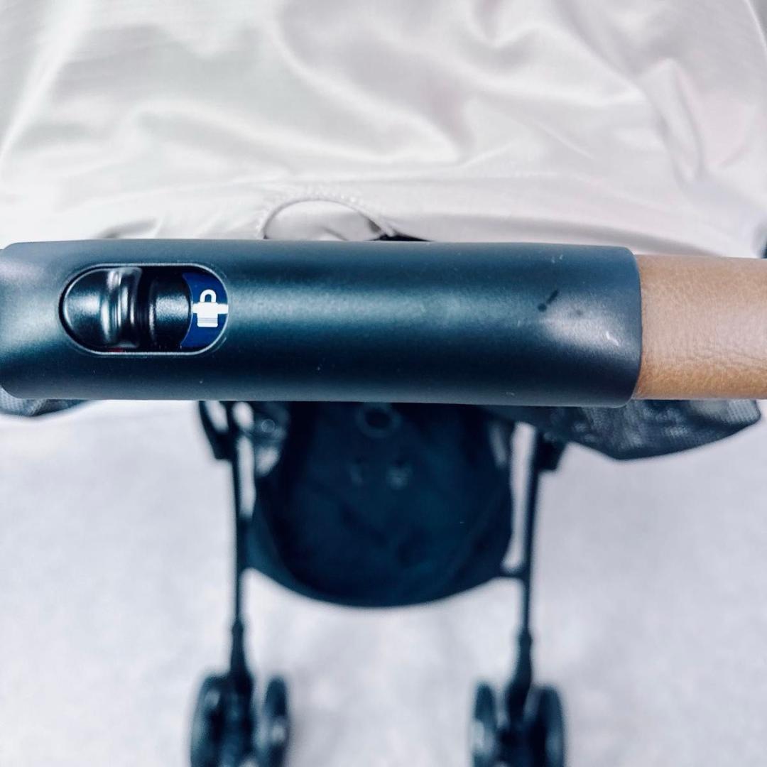 極美品！　Aprica アップリカ マジカルエアー フリー ベージュ