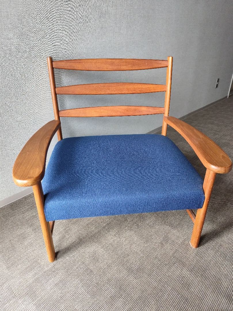 デンマーク　チーク　木製フレーム 青いクッション 　1人掛けチェア　肘掛け