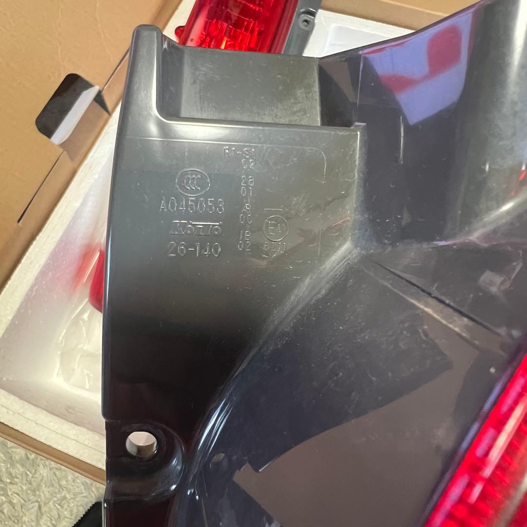 トヨタ ハイエース 200系 純正 テールランプ